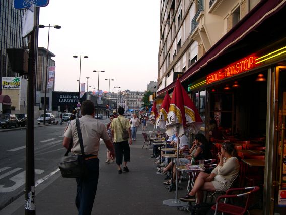  au pied de la tour Montparnasse